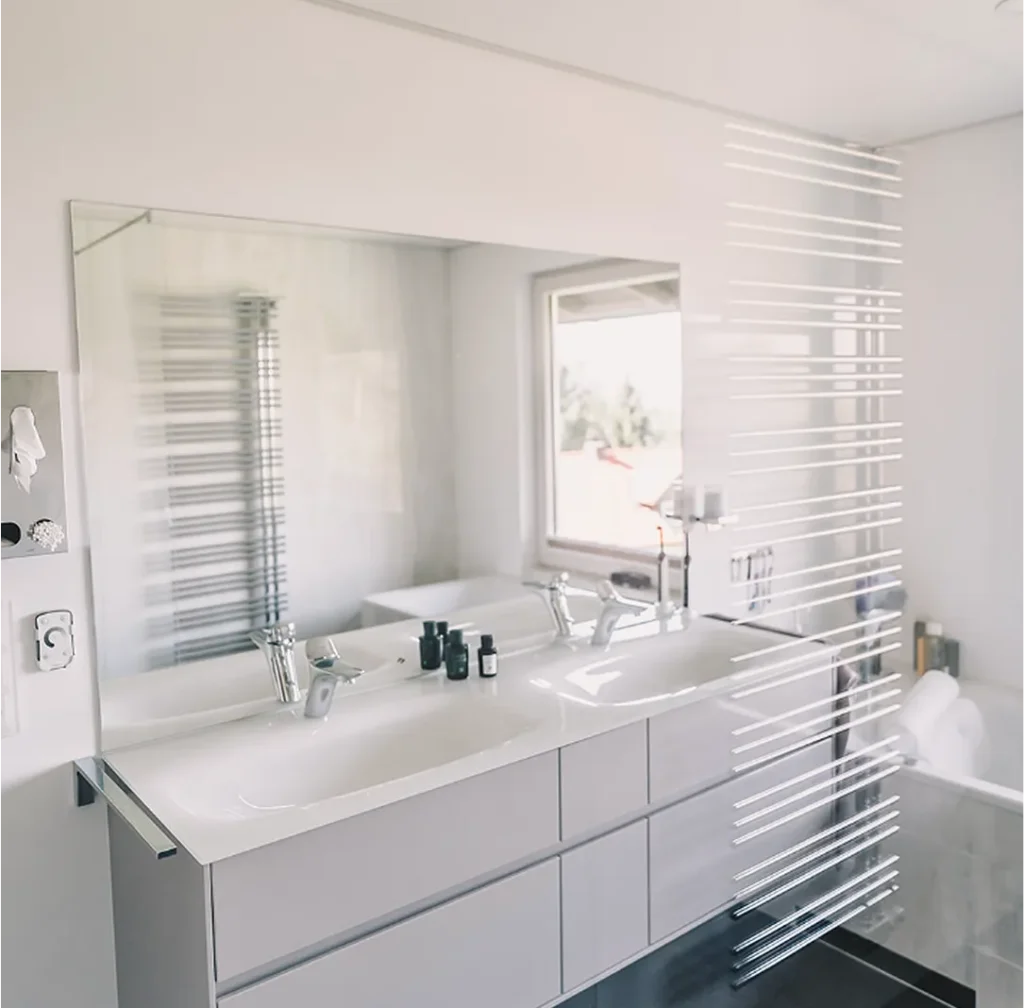 Modernes Badezimmer in weiss